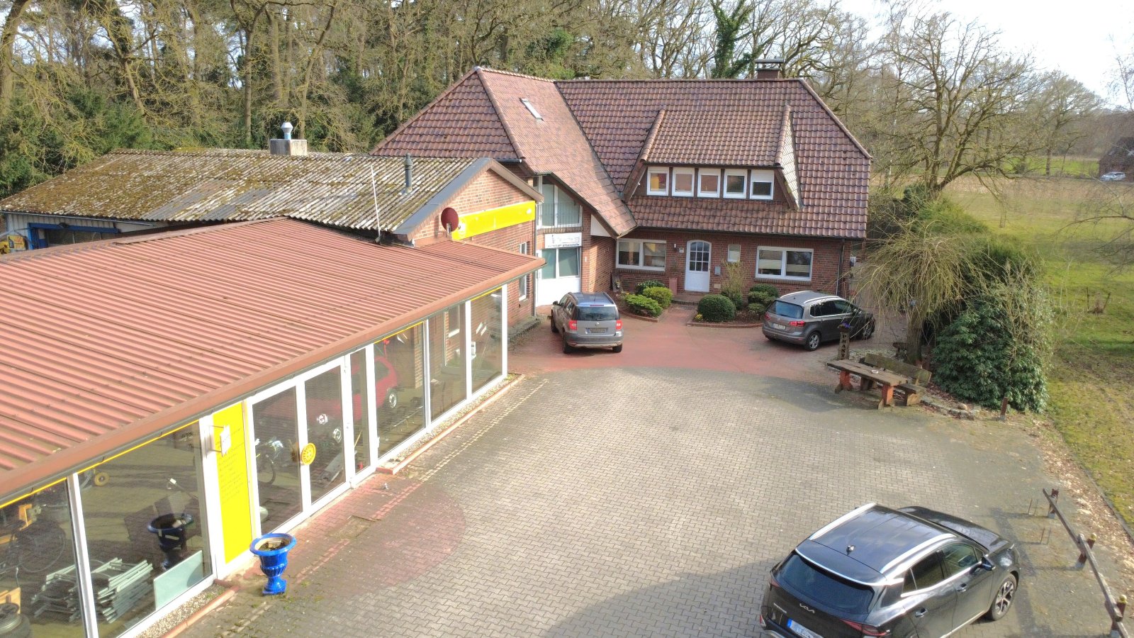 Großzügiges Wohnhaus mit Wintergarten, Poolhaus und vielseitigen Nutzungsmöglichkeiten