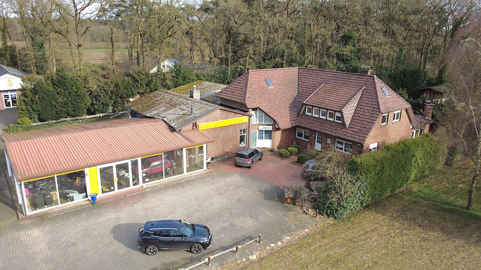 Großzügiges Wohnhaus mit Wintergarten, Poolhaus und vielseitigen Nutzungsmöglichkeiten