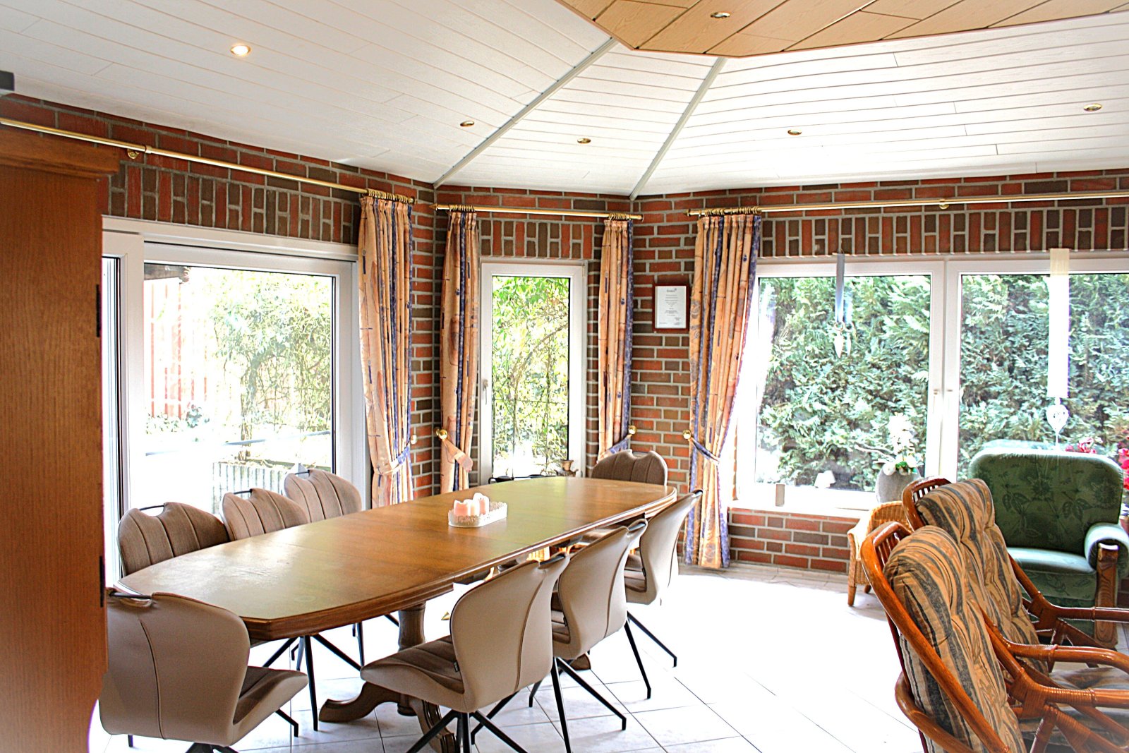 Großzügiges Wohnhaus mit Wintergarten, Poolhaus und vielseitigen Nutzungsmöglichkeiten