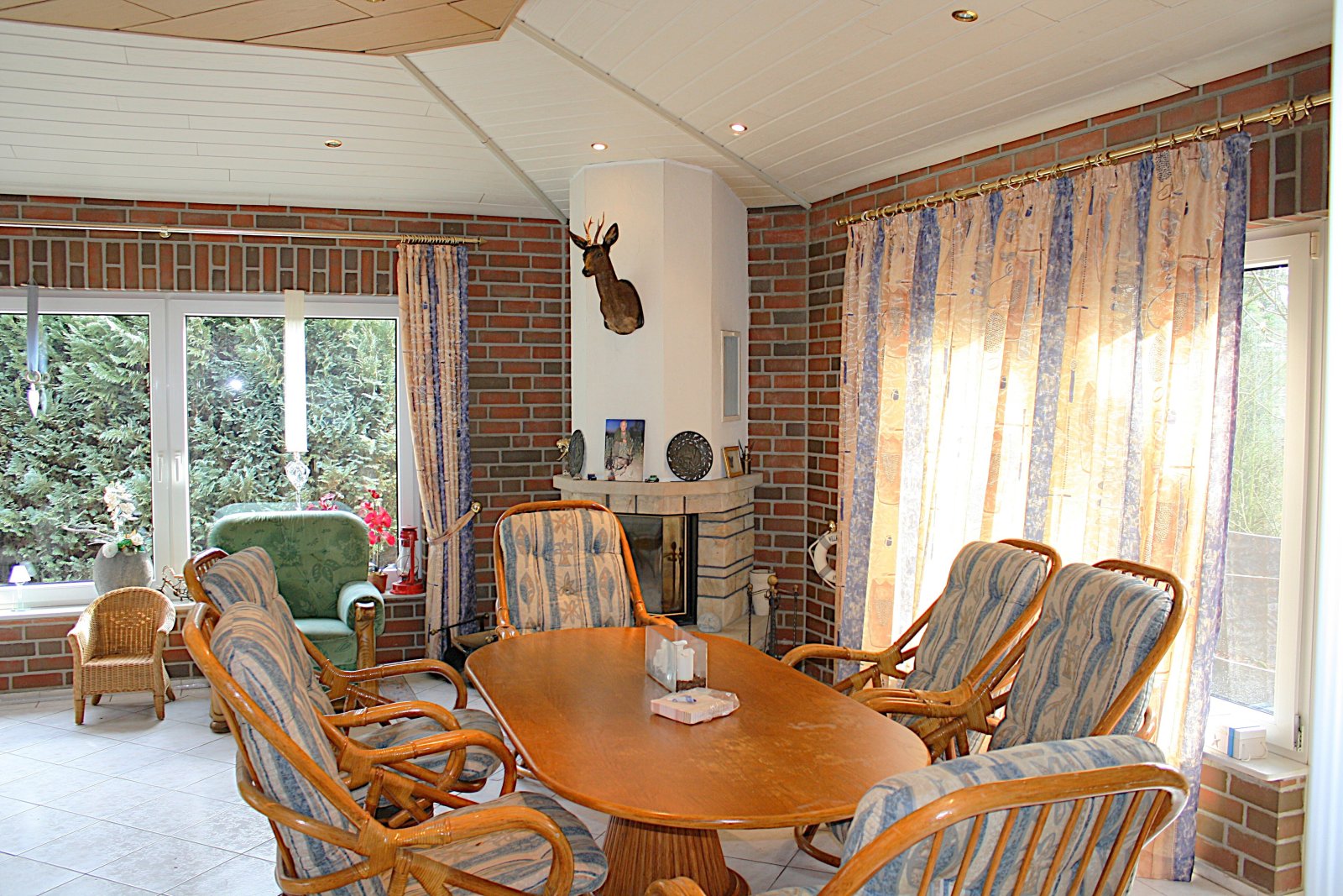 Großzügiges Wohnhaus mit Wintergarten, Poolhaus und vielseitigen Nutzungsmöglichkeiten