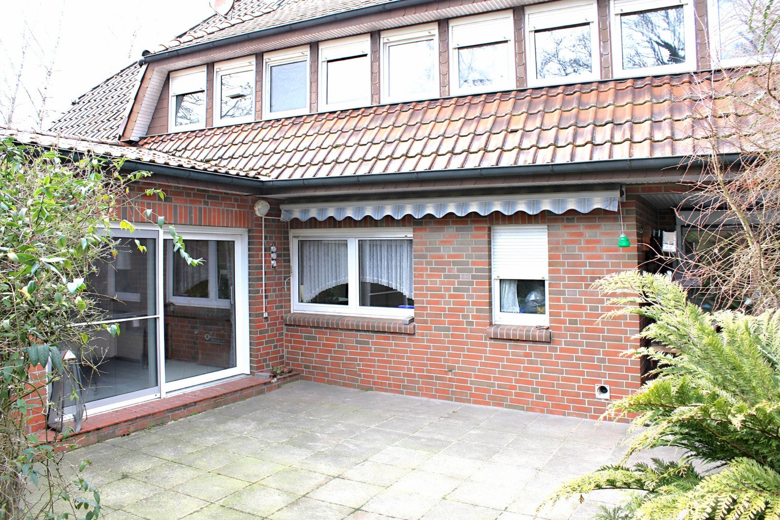 Großzügiges Wohnhaus mit Wintergarten, Poolhaus und vielseitigen Nutzungsmöglichkeiten