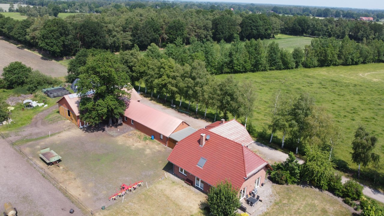 Bauernhof, kleine Reitanlage sowie größere Reitanlage mit Reithalle.