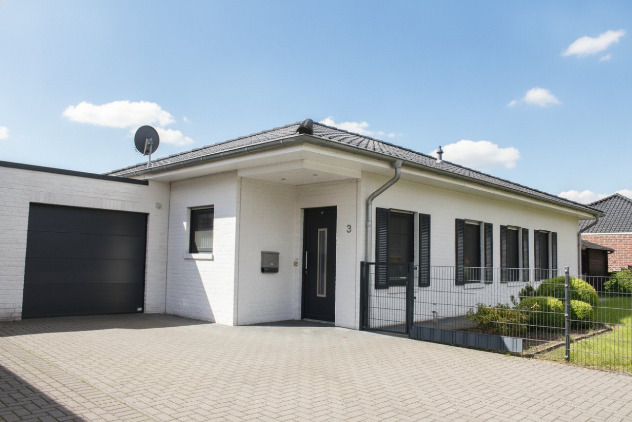 Straßenansicht des modernen Bungalows Straßenansicht des modernen Bungalows